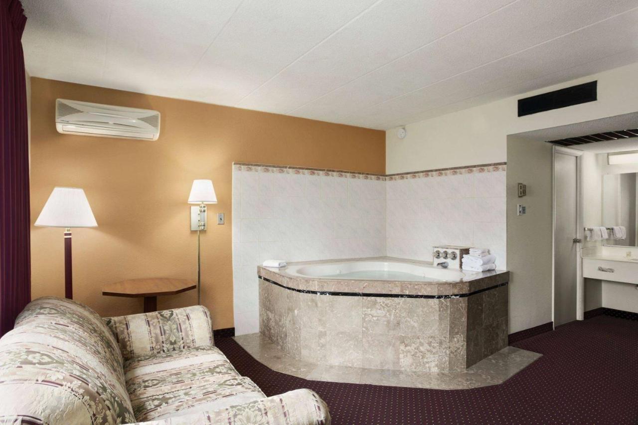 Готель Ramadaby Wyndham Pittsburgh-Нью-Стентон Екстер'єр фото