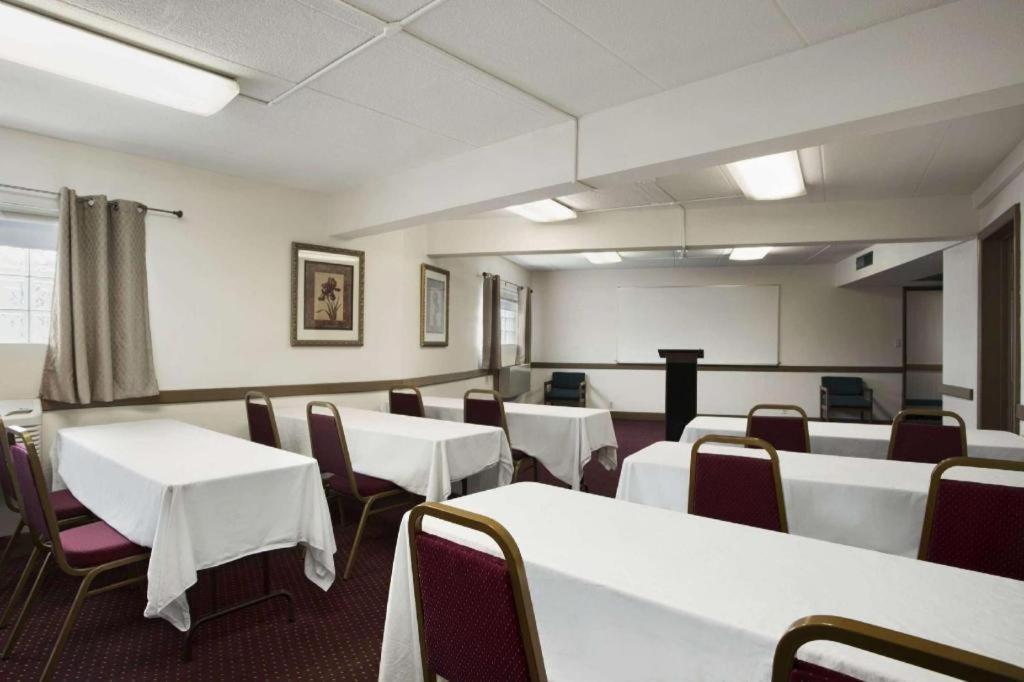 Готель Ramadaby Wyndham Pittsburgh-Нью-Стентон Екстер'єр фото