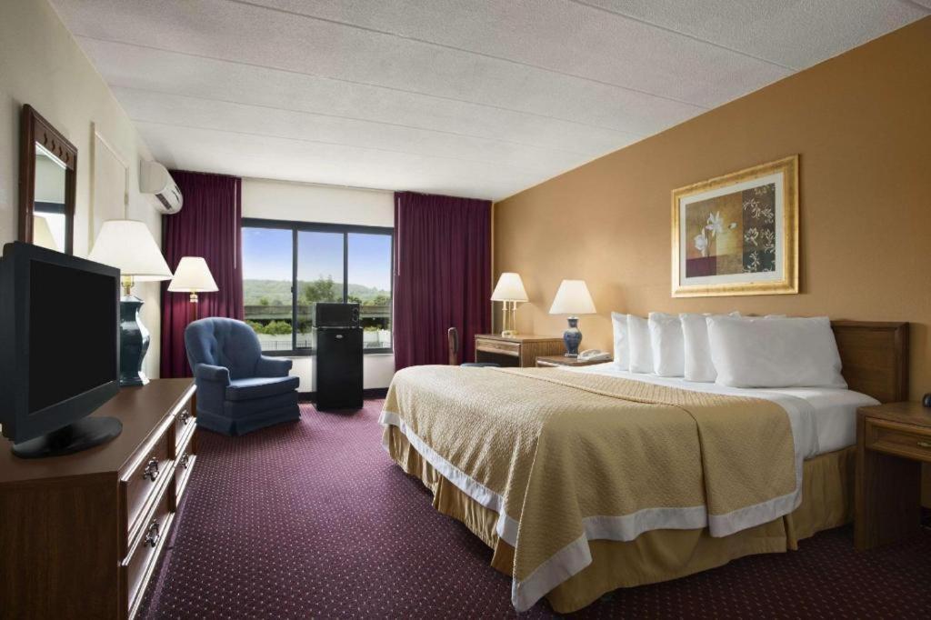 Готель Ramadaby Wyndham Pittsburgh-Нью-Стентон Екстер'єр фото