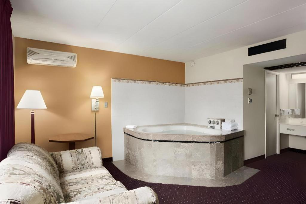Готель Ramadaby Wyndham Pittsburgh-Нью-Стентон Екстер'єр фото